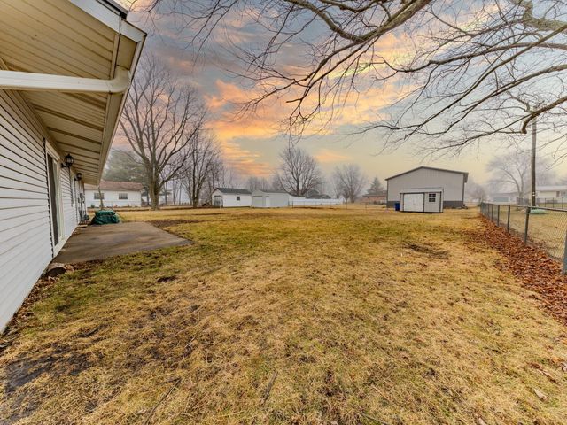 3569 W 1500 S, Kentland, IN 47951