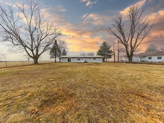 3569 W 1500 S, Kentland, IN 47951