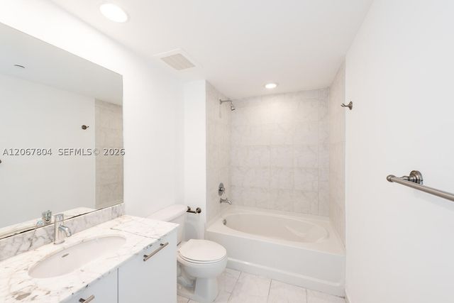 950 Brickell Bay Dr 2208, Miami, FL 33131