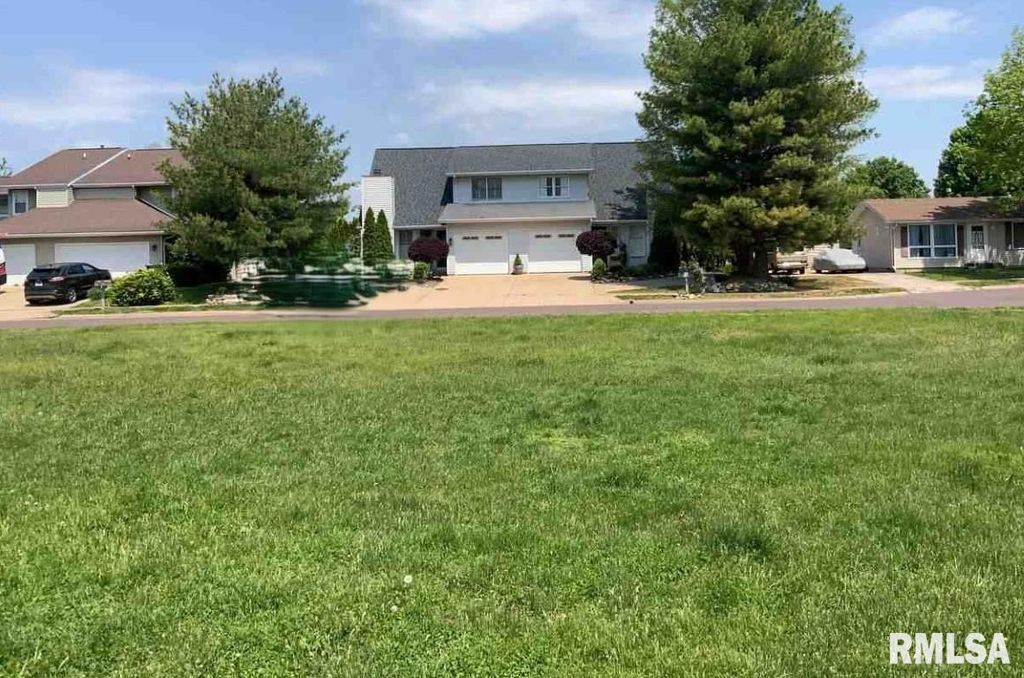 1102 EISENHOWER Drive, Pekin, IL 61554