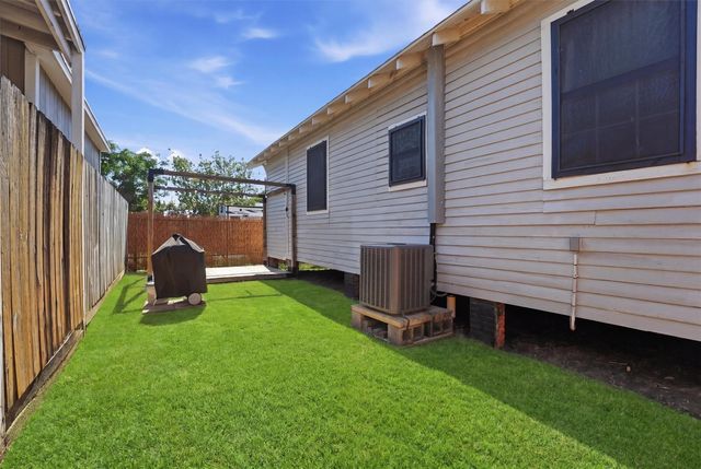 2115 26th Street, Galveston, TX 77550