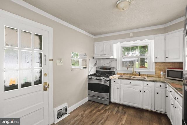 1053 E KING ST, York, PA 17403
