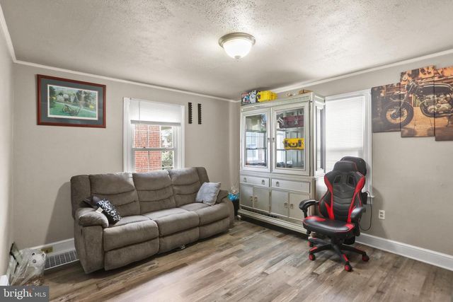 1053 E KING ST, York, PA 17403