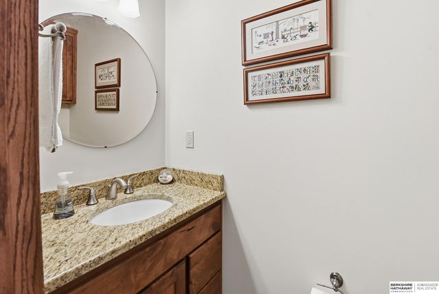 102 Lafayette Lane, Bellevue, NE 68005