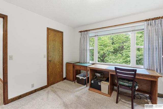102 Lafayette Lane, Bellevue, NE 68005