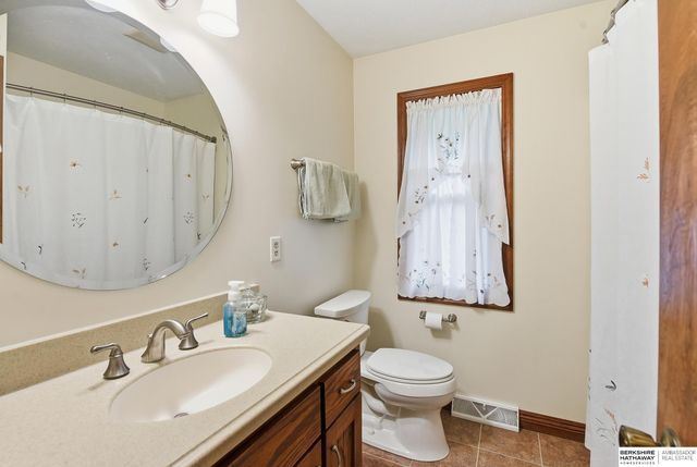 102 Lafayette Lane, Bellevue, NE 68005