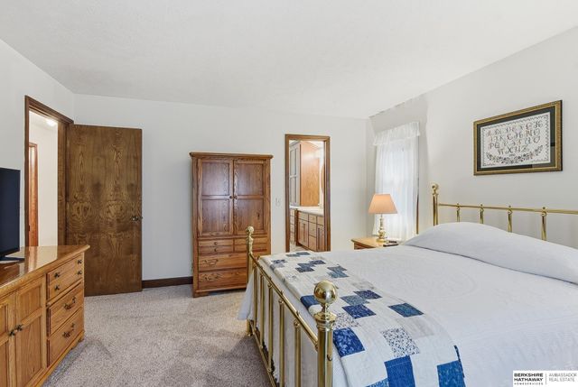 102 Lafayette Lane, Bellevue, NE 68005