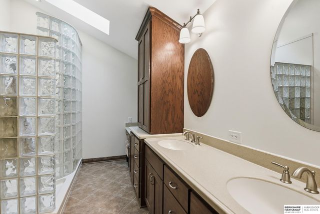 102 Lafayette Lane, Bellevue, NE 68005