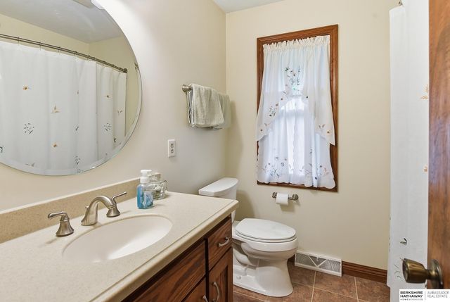 102 Lafayette Lane, Bellevue, NE 68005