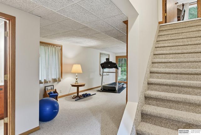 102 Lafayette Lane, Bellevue, NE 68005