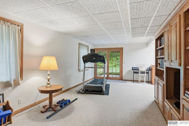 102 Lafayette Lane, Bellevue, NE 68005