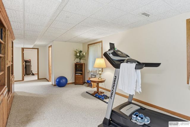 102 Lafayette Lane, Bellevue, NE 68005