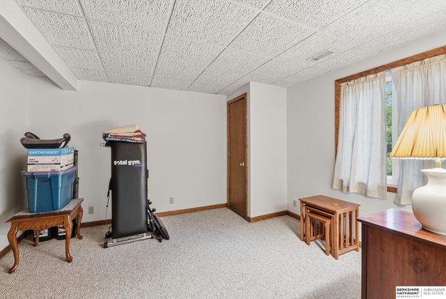 102 Lafayette Lane, Bellevue, NE 68005