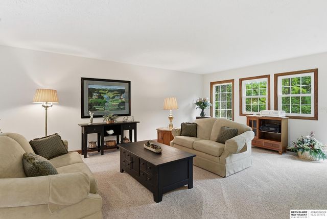 102 Lafayette Lane, Bellevue, NE 68005