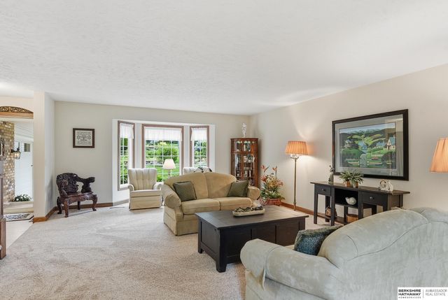 102 Lafayette Lane, Bellevue, NE 68005