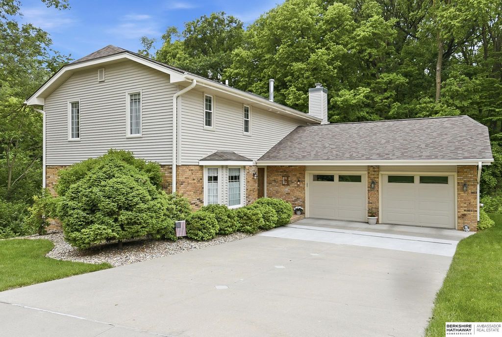 102 Lafayette Lane, Bellevue, NE 68005
