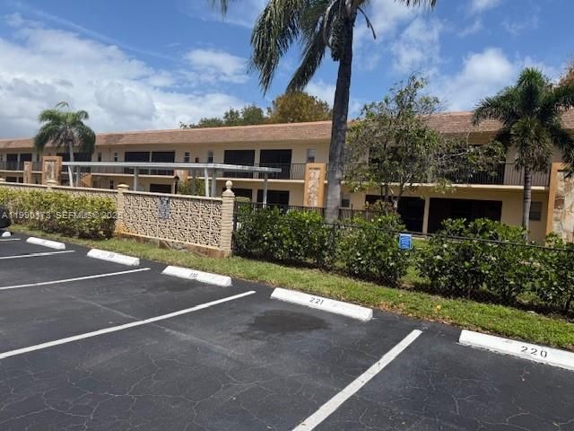 421 NE 1st St 219, Hallandale Beach, FL 33009