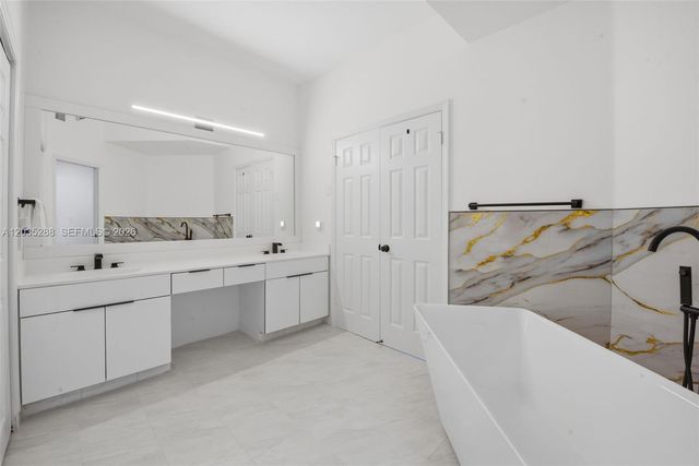 3500 Mystic Pointe Drive PH5, Aventura, FL 33180