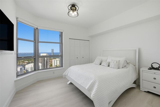 3500 Mystic Pointe Drive PH5, Aventura, FL 33180