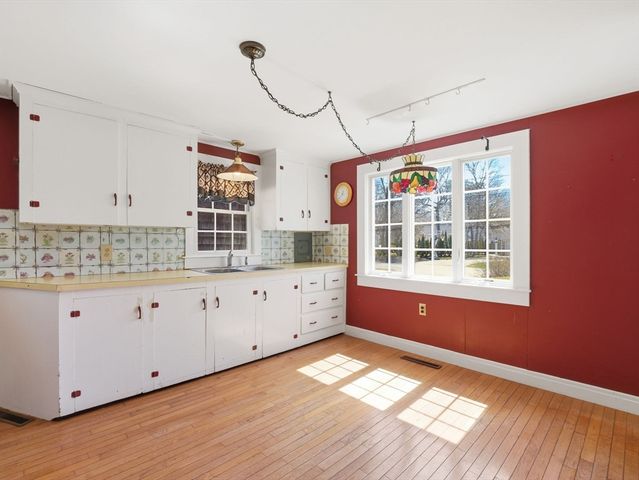 64 Ocean Ave, Yarmouth, MA 02664