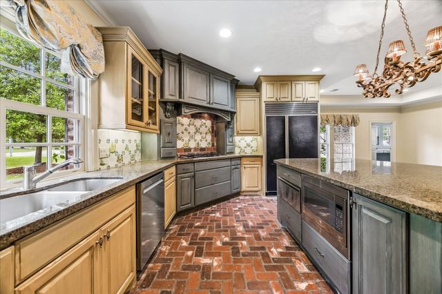 42 Patti Lynn Lane, Houston, TX 77024