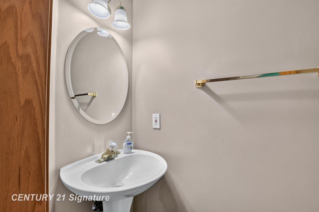 708 Shorefront Circle, Midland, MI 48640