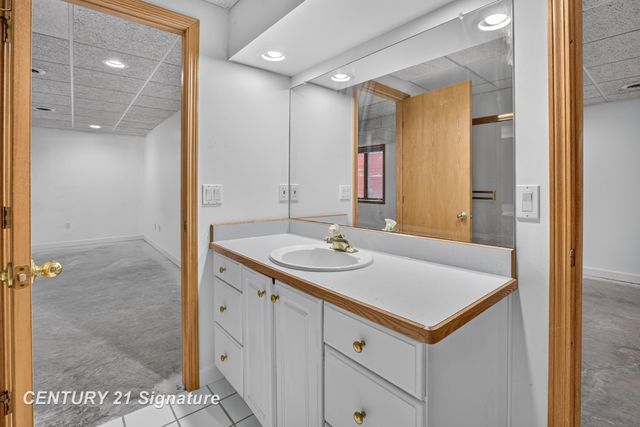 708 Shorefront Circle, Midland, MI 48640
