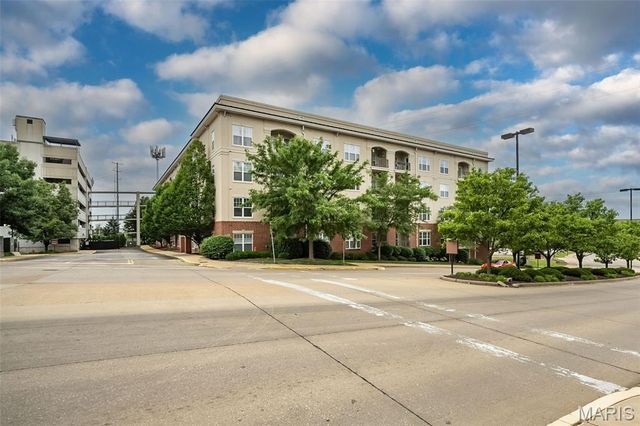 1270 Strassner Drive 3202, Brentwood, MO 63144