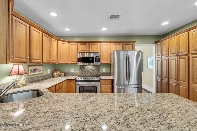 200 Pelican Road, Middletown, NJ 07748