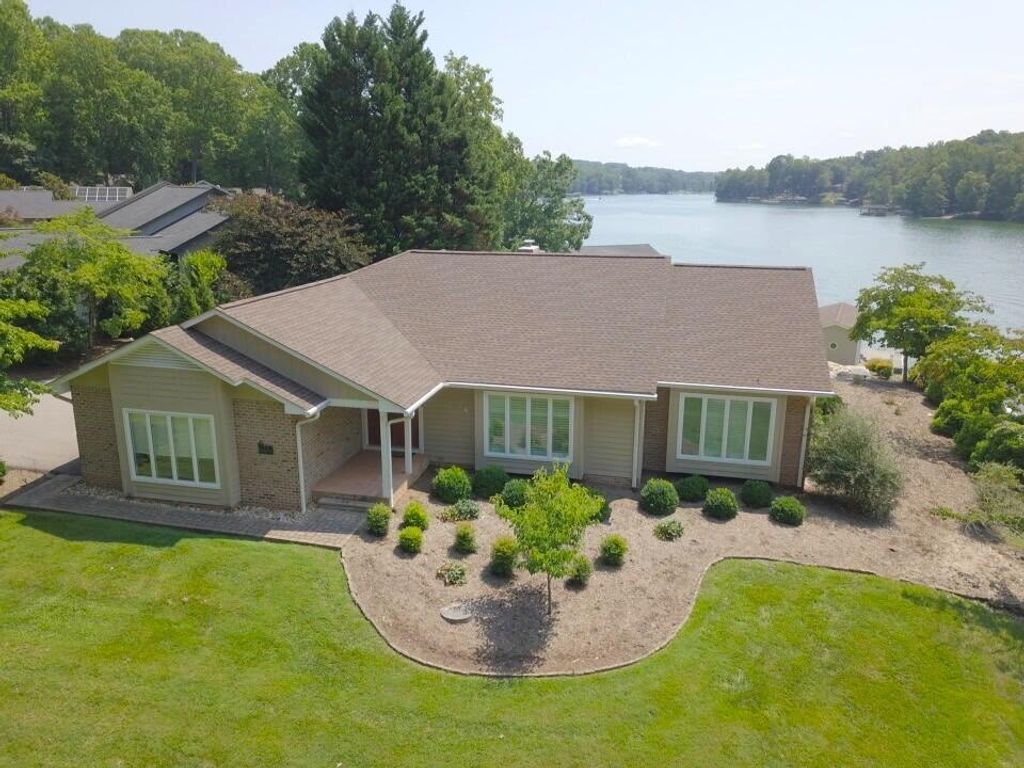 71 Windtree Point DR, Moneta, VA 24121