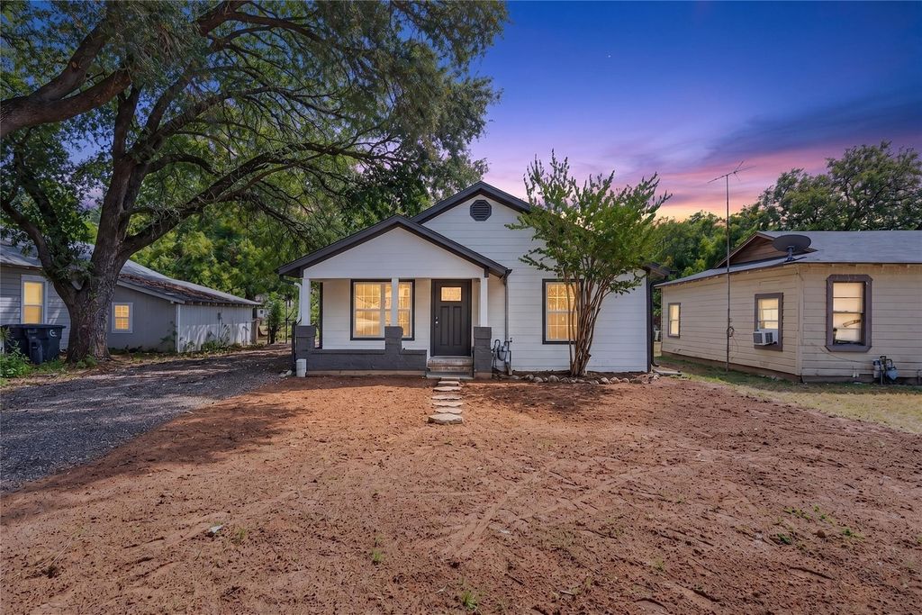 425 Bales Street, Cleburne, TX 76033 — exterior