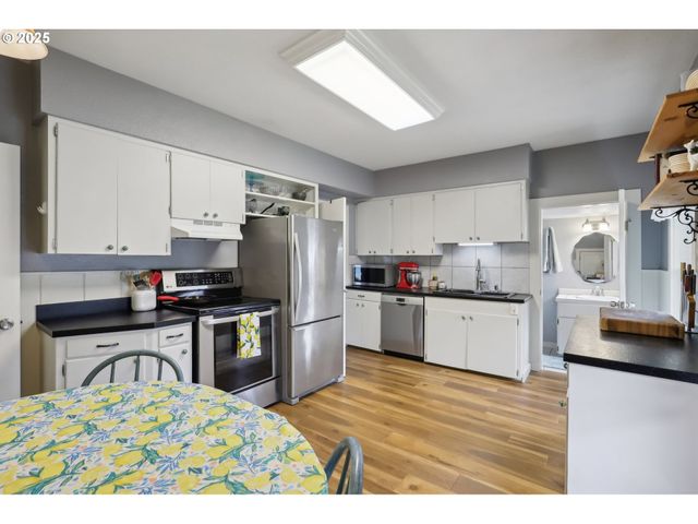 421 WILLAMETTE St, Oregon City, OR 97045