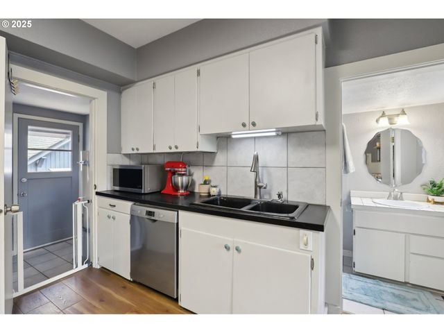 421 WILLAMETTE St, Oregon City, OR 97045