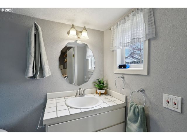 421 WILLAMETTE St, Oregon City, OR 97045