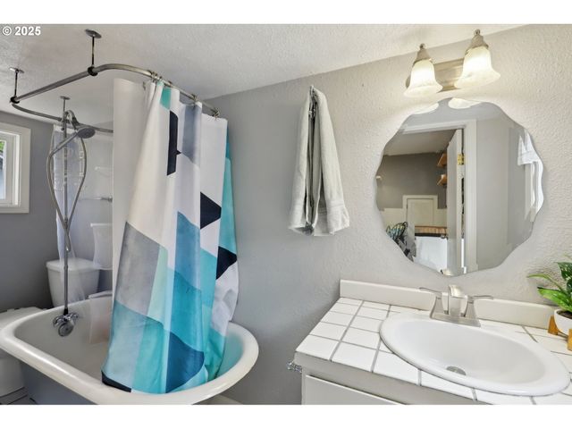 421 WILLAMETTE St, Oregon City, OR 97045