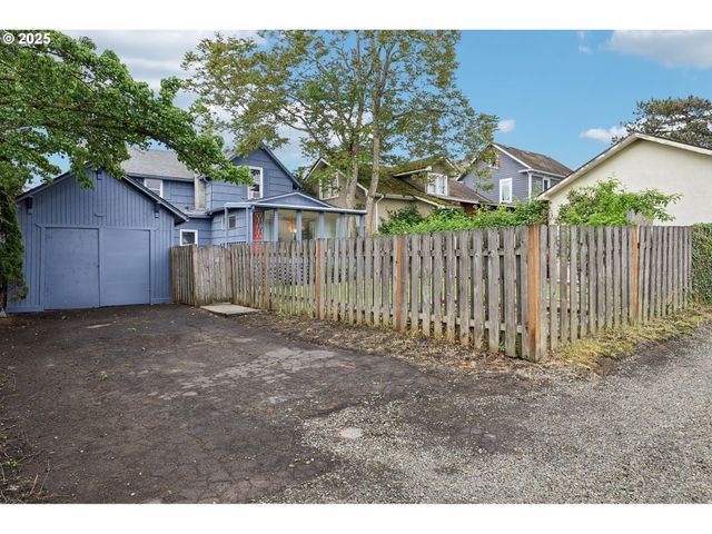 421 WILLAMETTE St, Oregon City, OR 97045