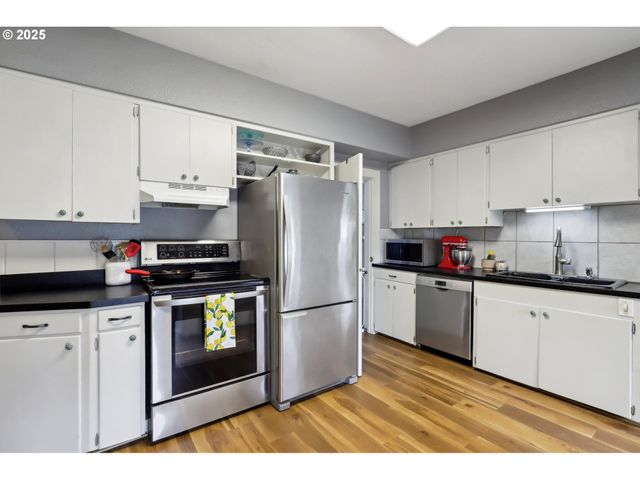 421 WILLAMETTE St, Oregon City, OR 97045
