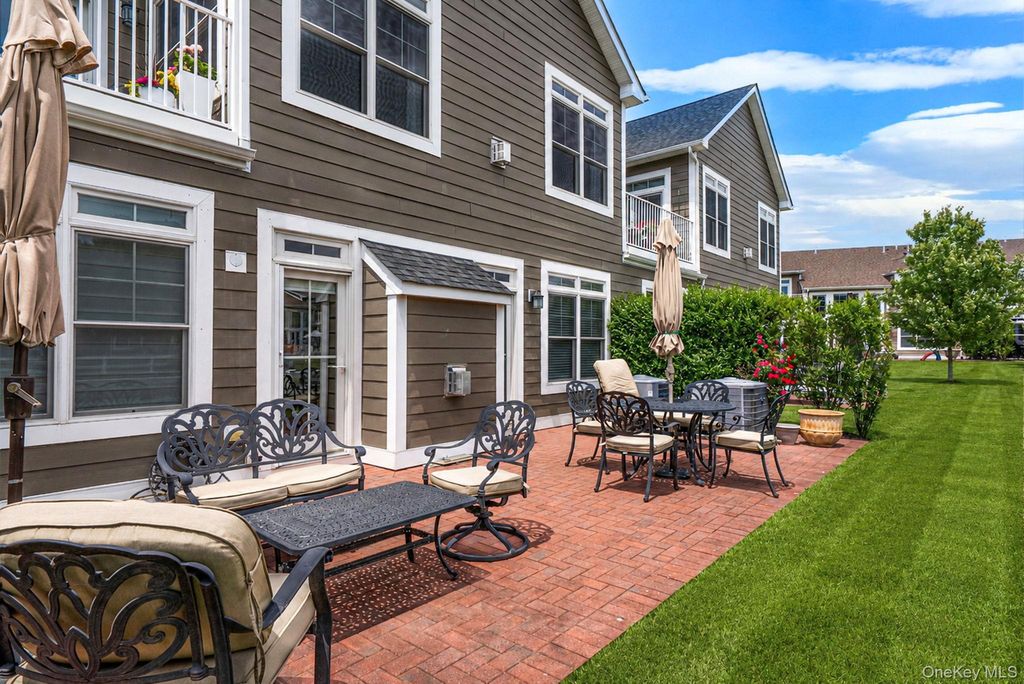 52102 Beech Tree Lane, Plainview, NY 11803 — photo 2
