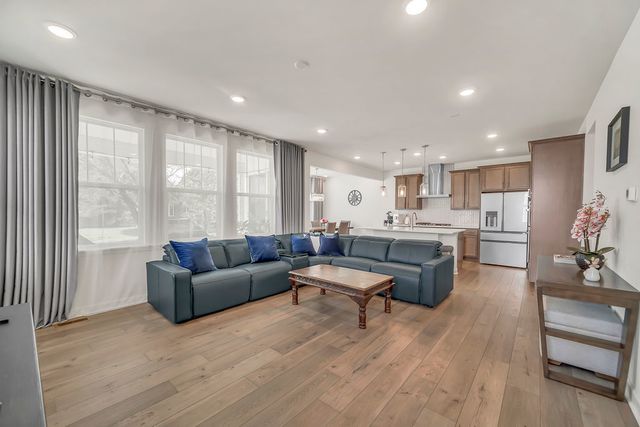 23 Commons Circle, Hawthorn Woods, IL 60047