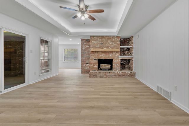 8077 FARMINGTON DR, Germantown, TN 38138