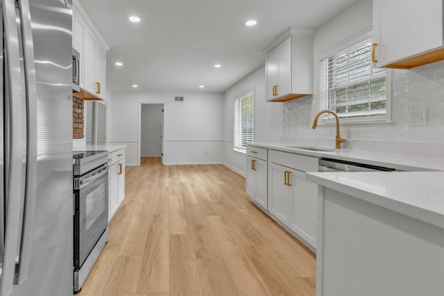 8077 FARMINGTON DR, Germantown, TN 38138
