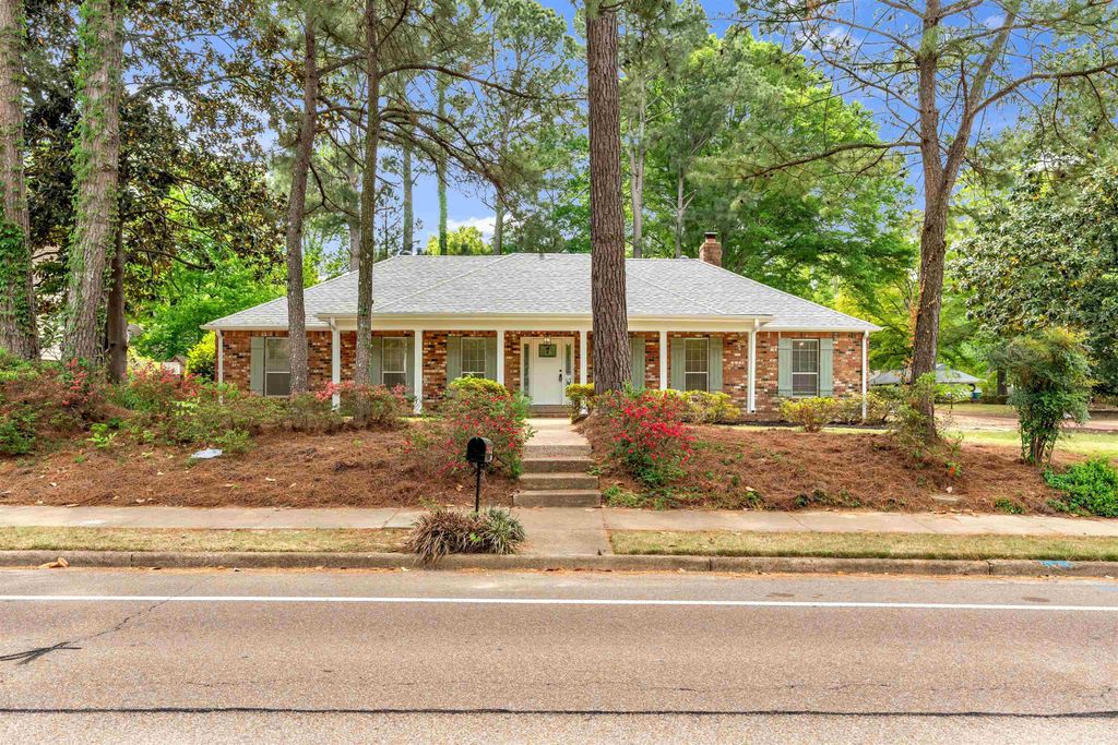 8077 FARMINGTON DR, Germantown, TN 38138