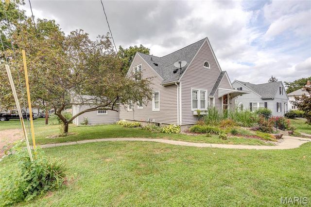 111 W Barr Place, Jerseyville, IL 62052