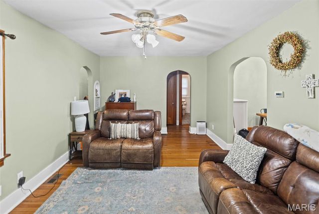 111 W Barr Place, Jerseyville, IL 62052