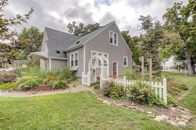 111 W Barr Place, Jerseyville, IL 62052