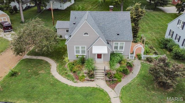 111 W Barr Place, Jerseyville, IL 62052