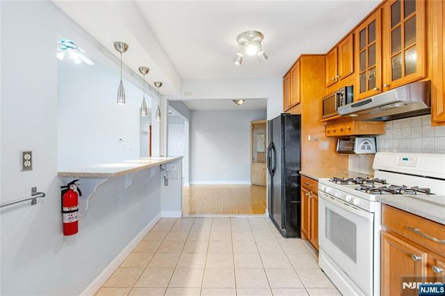 33 Green Valley Court, Secaucus, NJ 07094