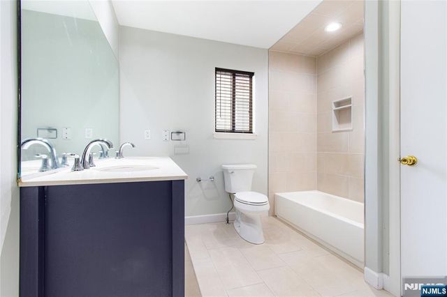 33 Green Valley Court, Secaucus, NJ 07094