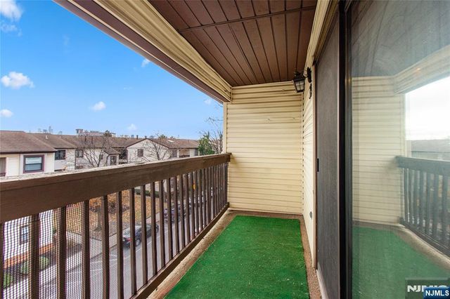 33 Green Valley Court, Secaucus, NJ 07094