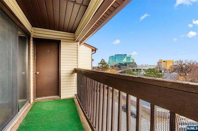 33 Green Valley Court, Secaucus, NJ 07094